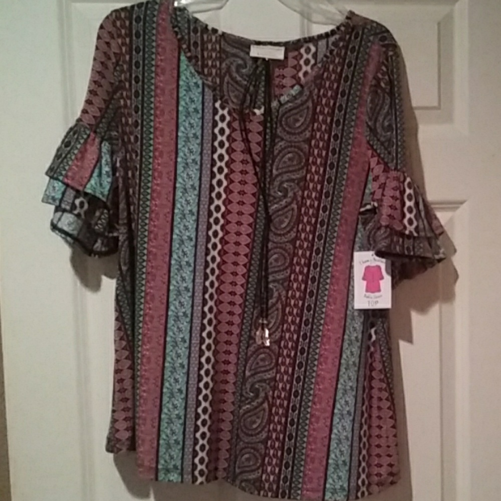 Boutique shirt & necklace